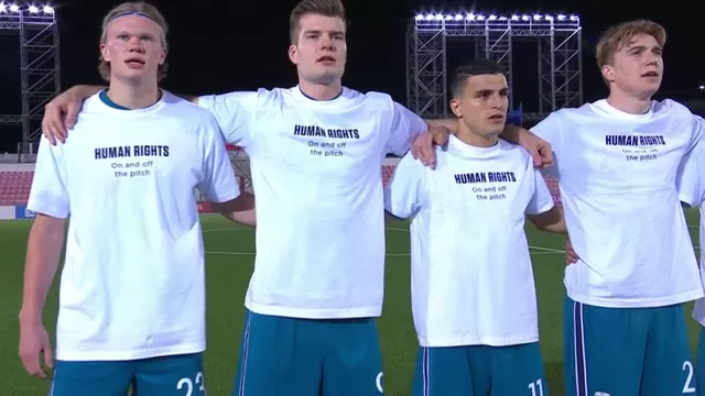 &quot;Derechos Humanos, dentro y fuera del terreno de juego&quot;, decía el mensaje de los jugadores de Noruega. | Video: @RadioAlgeciras