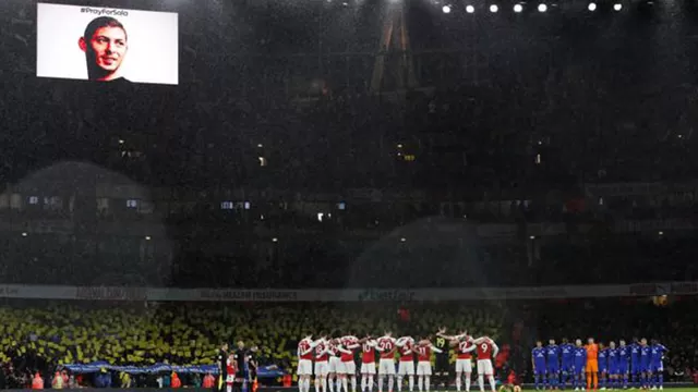 Hubo un minuto de silencio previo al duelo entre Arsenal y Cardiff. | Foto: AFP