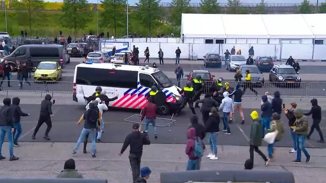 Disturbios de los barristas NAC Breda dificultó la llegada de una ambulancia. | Video: YouTube