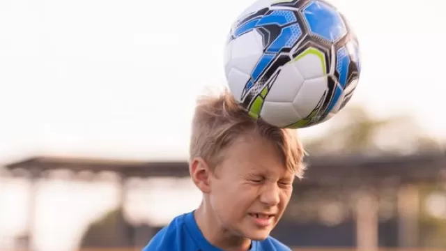 Escocia prohibirá a los niños cabecear el balón, según la BBC