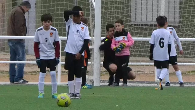 España: árbitro de fútbol infantil enseñó a un arquero a amar una barrera-foto-1