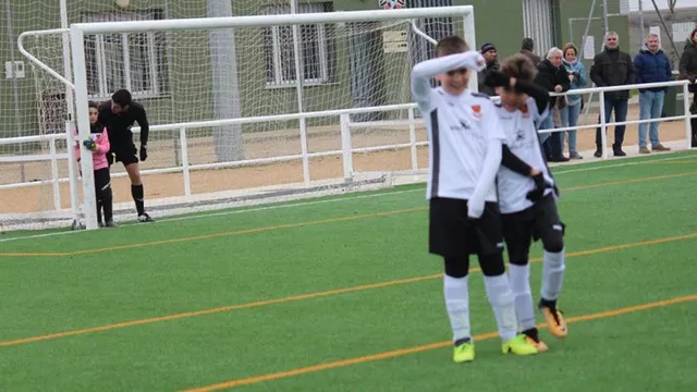 España: árbitro de fútbol infantil enseñó a un arquero a amar una barrera-foto-2