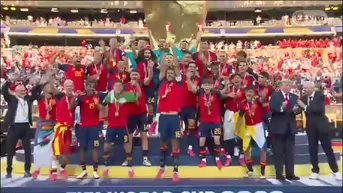 Donald Trump, un español más: se negó a perderse el alza del trofeo en la premiación
