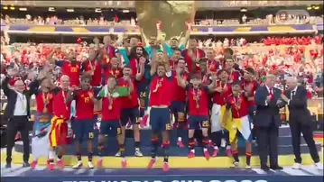 Donald Trump, un español más: se negó a perderse el alza del trofeo en la premiación