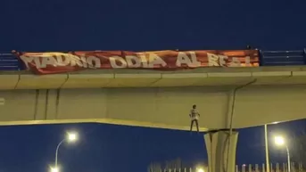 Cuelgan un muñeco con la camiseta de Vinicius en un puente de Madrid