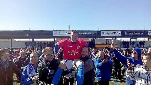 España: defensor ataja penal y es sacado en hombros de la cancha
