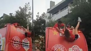 España: Fotógrafa quedó colgando del bus del Girona en festejo por ascenso a LaLiga