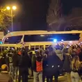 Hinchas del Athletic Bilbao reciben a botellazos al Real Madrid y rompen vidrio de su bus