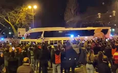 Hinchas del Athletic Bilbao reciben a botellazos al Real Madrid y rompen vidrio de su bus - Noticias de athletic-bilbao