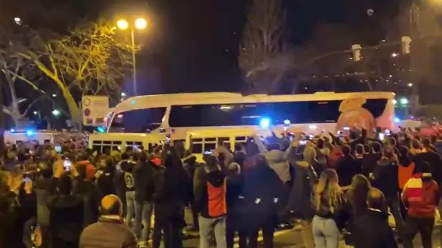 Hinchas del Athletic Bilbao reciben a botellazos al Real Madrid y rompen vidrio de su bus