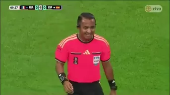¡Pasa hasta en el Mundial! El blooper del árbitro con el spray por el que fue reprendido por España