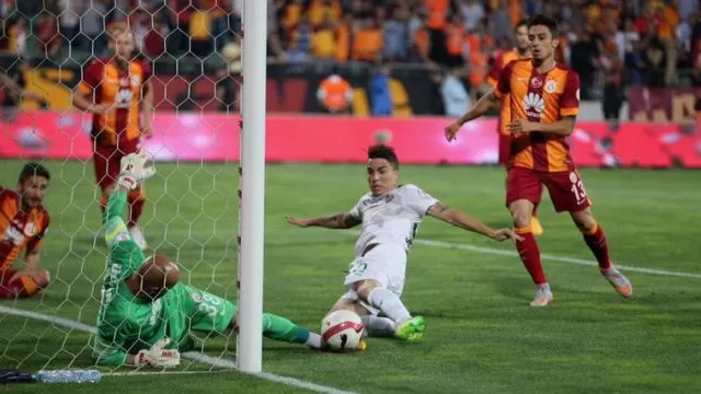 Espectacular parada del portero del Galatasaray en la Copa de Turquía