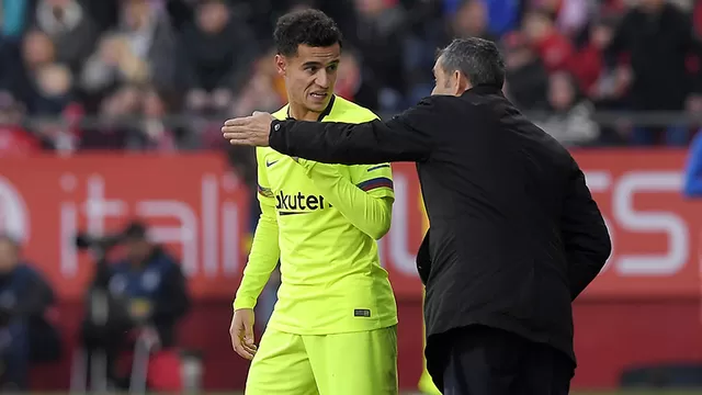 Coutinho recibiendo indicaciones de Valverde. | Foto: AFP