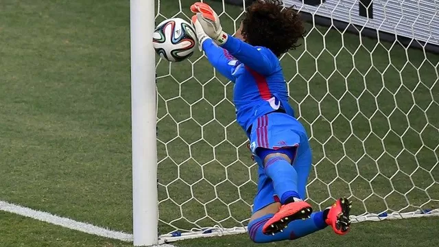 La espectacular atajada del Memo Ochoa a Neymar en 3D