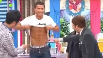 Cristiano y la reacción de conductores de TV japoneses al enseñar sus abdominales