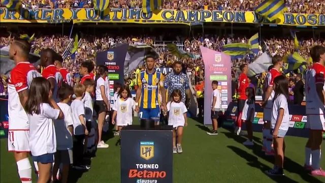 Jugadores de Estudiantes hicieron pasillo de espaldas a Rosario Central en forma de protesta / AD