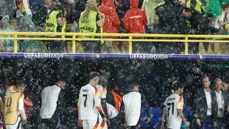 La lluvia sorprendió a los jugadores y asistentes en el encuentro por los octavos de final de la Eurocopa / Foto: AFP