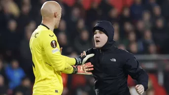 Europa League: Aparece video de cómo Marko Dmitrovic redujo a hincha del PSV