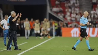 Mourinho le dijo de todo a Anthony Taylor. | Foto: AFP/Video: Sportitalia