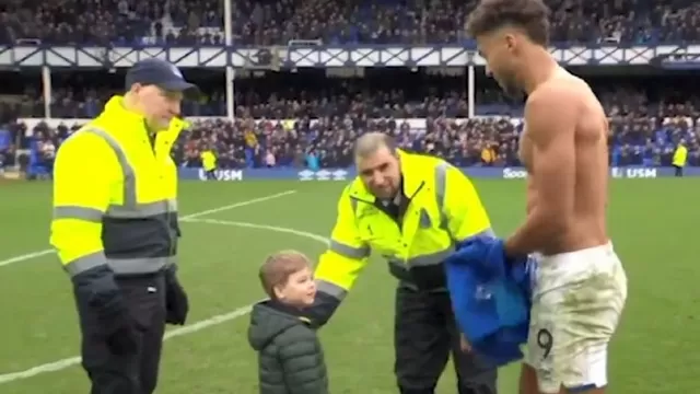 Dominic Calvert-Lewin le entregó su camiseta al niño. | Video: Twitter