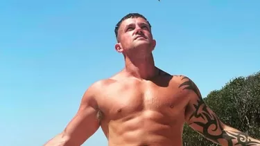 El exjugador del Crystal Palace reconoció que no es tan rentable su actual trabajo y consideró que jugando al fútbol ganaría más dinero. | Foto: Instagram. El exjugador del Crystal Palace reconoció que no es tan rentable su actual trabajo y consideró que jugando al fútbol ganaría más dinero. | Foto: Instagram.