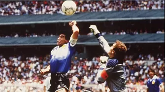 Subastan el balón de "La Mano de Dios"
