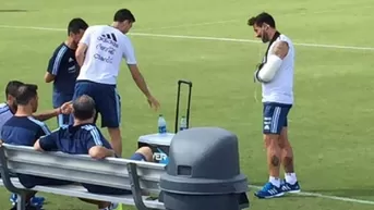 Ezequiel Lavezzi llegó enyesado pero sonriente a prácticas de Argentina