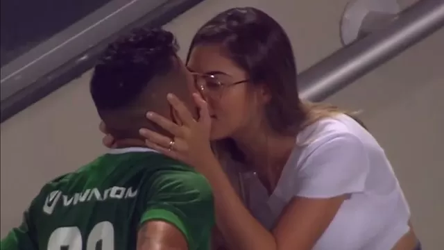 Brasileño celebró gol con un beso a su novia, pero árbitro se lo anuló 