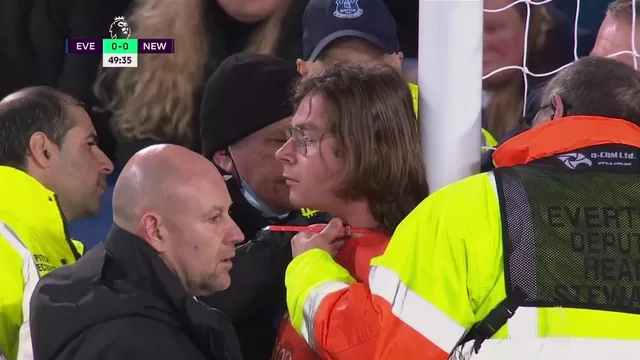 Fanático interrumpe el Everton-Newcastle tras amarrarse el cuello al arco