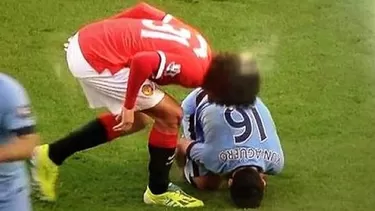 ¿Fellaini escupió al Kun Agüero en el derbi de Manchester?