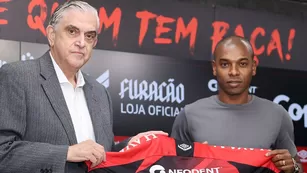 Fernandinho vuelve al Athletico Paranaense tras dejar el Manchester City