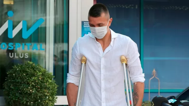 Fernando Muslera salió caminando del hospital tras operación de tibia y peroné