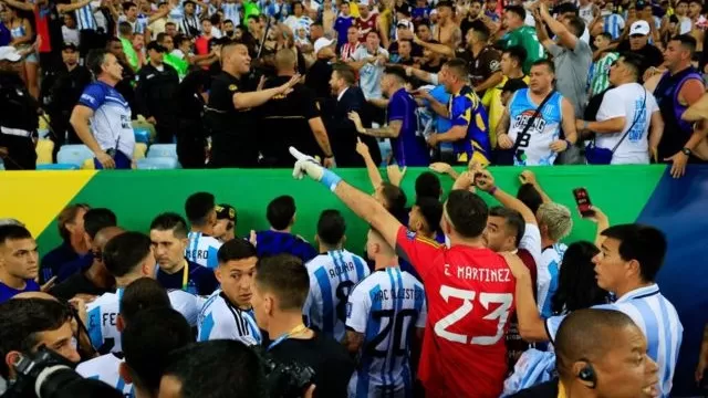 Las dos selecciones se arriesgan a multas y a partidos internacionales con cierre parcial o total de sus estadios, las dos sanciones más comunes. | Foto: AFP