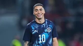 Miguel Almirón ya conoce su sanción por taparse la boca al hablar. Foto: Getty Images