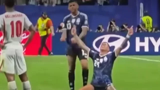Cristian Romero celebró en la cara de Jude Bellingham el pase de Argentina a la final del Mundial. (Video: