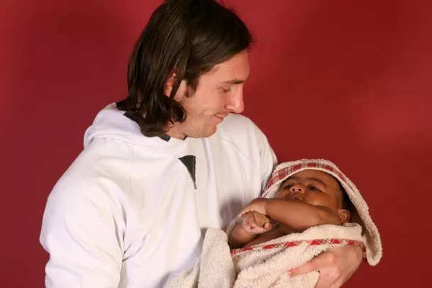 Lionel Messi tuvo en sus brazos al pequeño Yamal. (Foto: Joan Monfort)