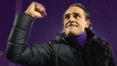 Cesare Prandelli, entrenador italiano de 63 años. | Foto: @acffiorentina