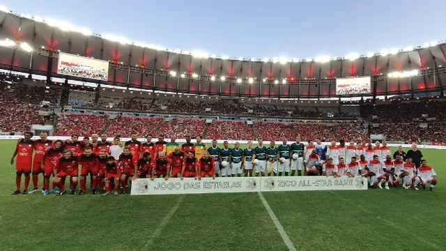 Zico y sus amigos deleitaron a los hinchas de Flamengo con un partido de las estrellas. | Foto: ESPN