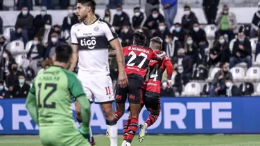 Hinchas paraguayos habrían insultado a suplentes del Flamengo. | Video: