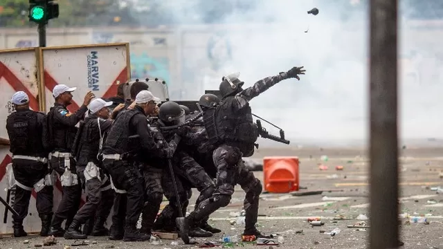 Disturbios entre policías e hinchas de Flamengo en Río de Janeiro. | Foto: AFP/Video: Fox Sports