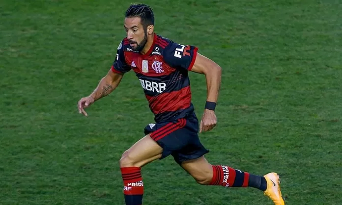 Universidad Católica negocia com Maurico Isla, do Flamengo