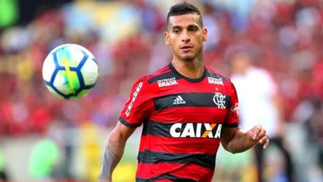Jorge Almir&amp;oacute;n, DT de San Lorenzo, interesado en Miguel Trauco. | Foto: Flamengo