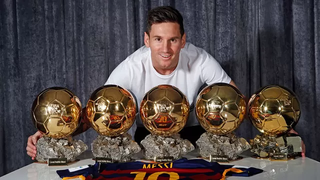 Messi posa con sus cinco Balones de Oro. | Foto: France Football