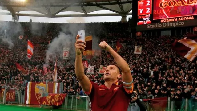 Francesco Totti: golazo de tijera y celebración con selfie ante Lazio