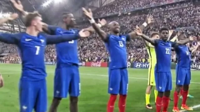 Francia celebró su pase a la final de la Euro con el &#39;vikingo clap&#39;