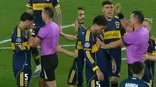 El jugador de Boca Juniors y el árbitro Roldán tuvieron un tenso cruce en medio del partido de Copa Sudamericana. Foto: Captura / Video: Sportcenter El jugador de Boca Juniors y el árbitro Roldán tuvieron un tenso cruce en medio del partido de Copa Sudamericana. Foto: Captura / Video: Sportcenter