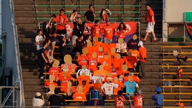 Fútbol japonés: llenaron sus tribunas con hinchas de cartón