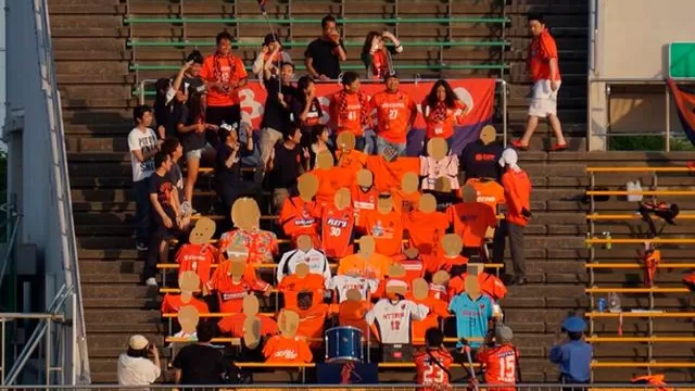 Fútbol japonés: llenaron sus tribunas con hinchas de cartón