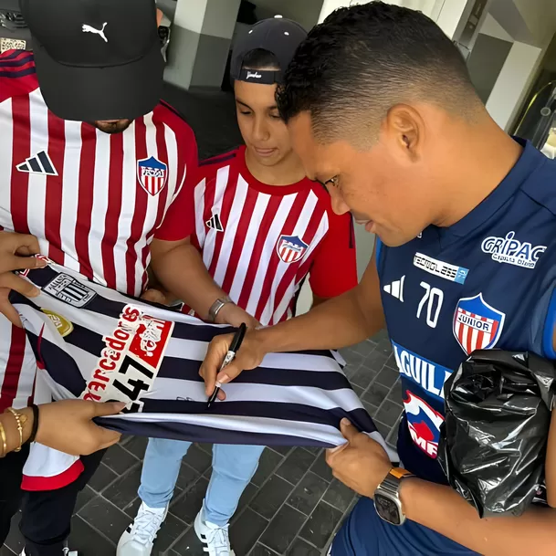 Carlos Bacca firmando la camisete de Alianza Lima / Foto: X