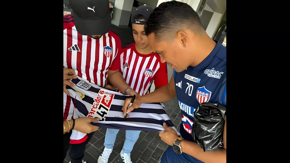 Carlos Bacca firmando la camisete de Alianza Lima / Foto: X